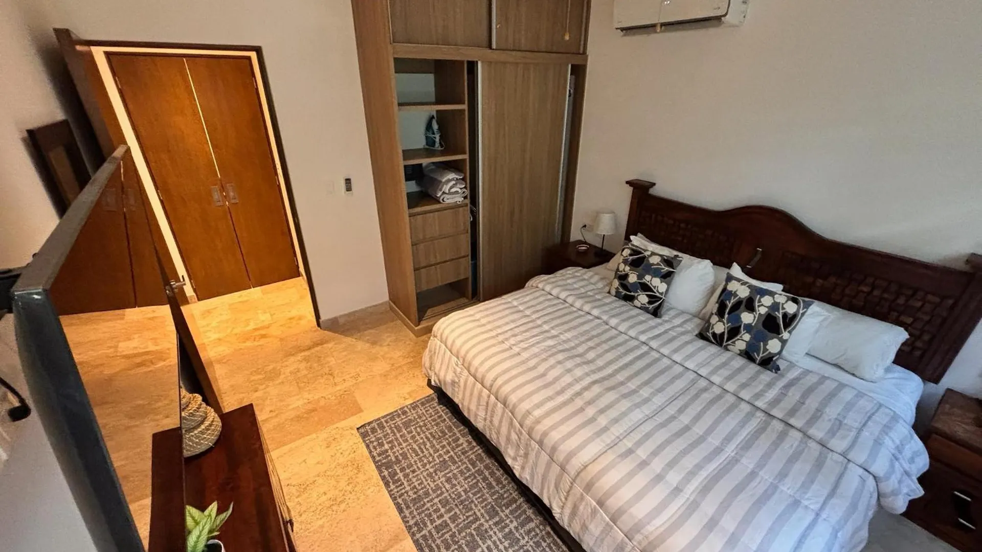 Modern 2Br Condo 1 Block From 5Th Ave Wt Pool, Gym N Fast Wifi Playa del Carmen 0*,  México