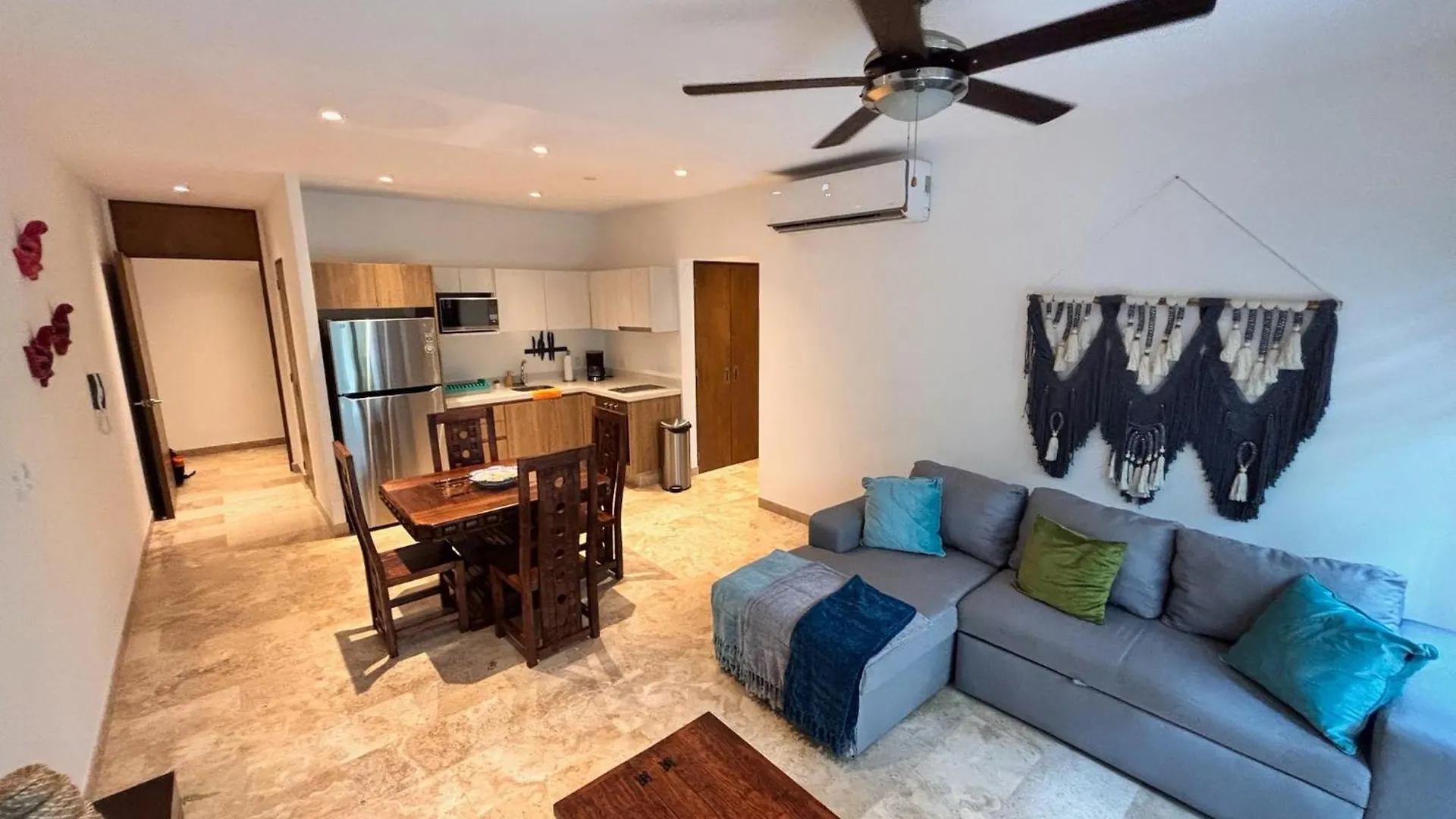 Modern 2Br Condo 1 Block From 5Th Ave Wt Pool, Gym N Fast Wifi Playa del Carmen Apartamento