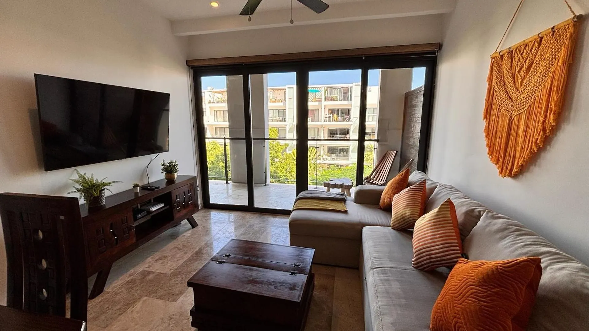 Modern 2Br Condo 1 Block From 5Th Ave Wt Pool, Gym N Fast Wifi Playa del Carmen