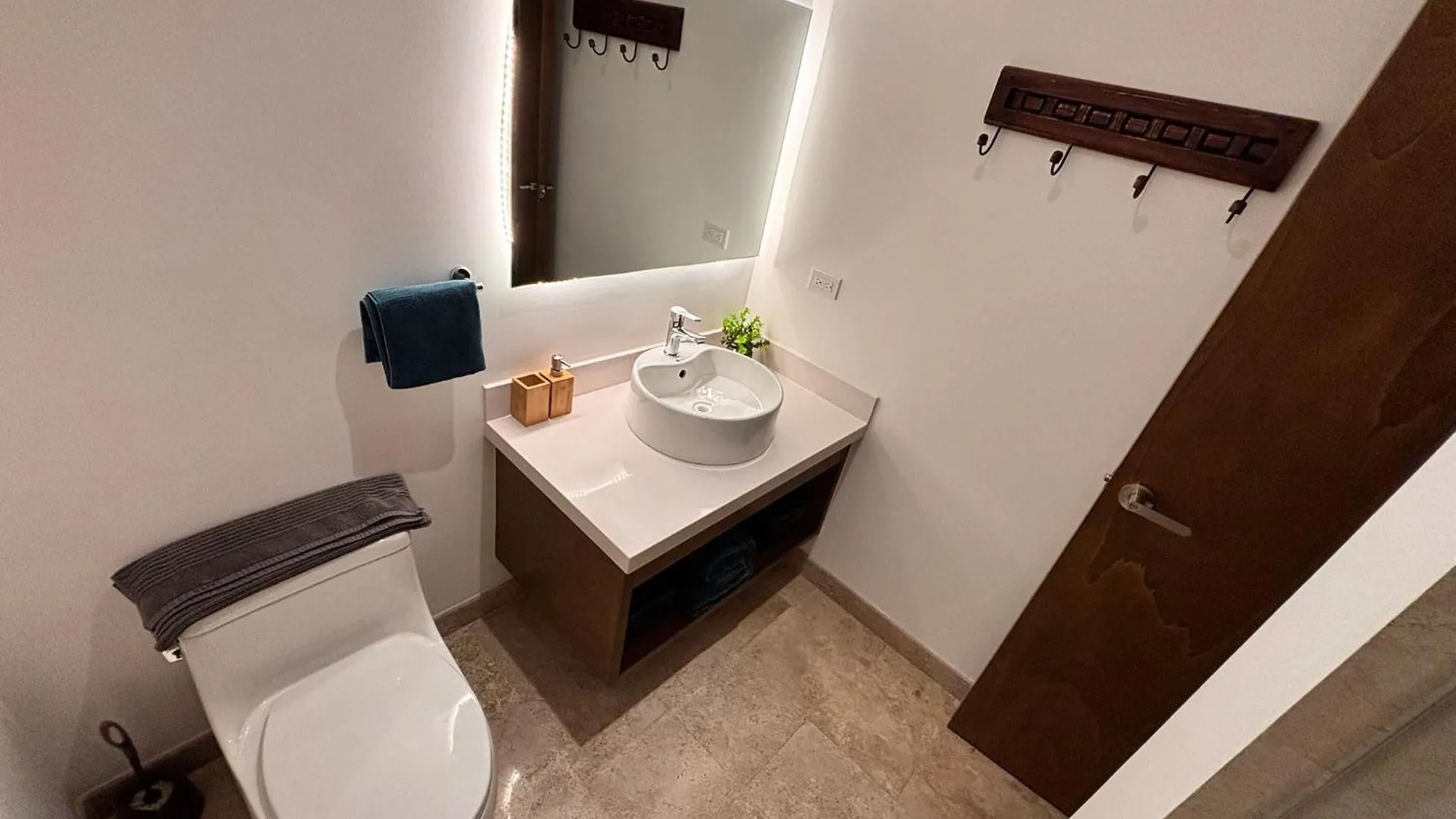 Modern 2Br Condo 1 Block From 5Th Ave Wt Pool, Gym N Fast Wifi Playa del Carmen Apartamento