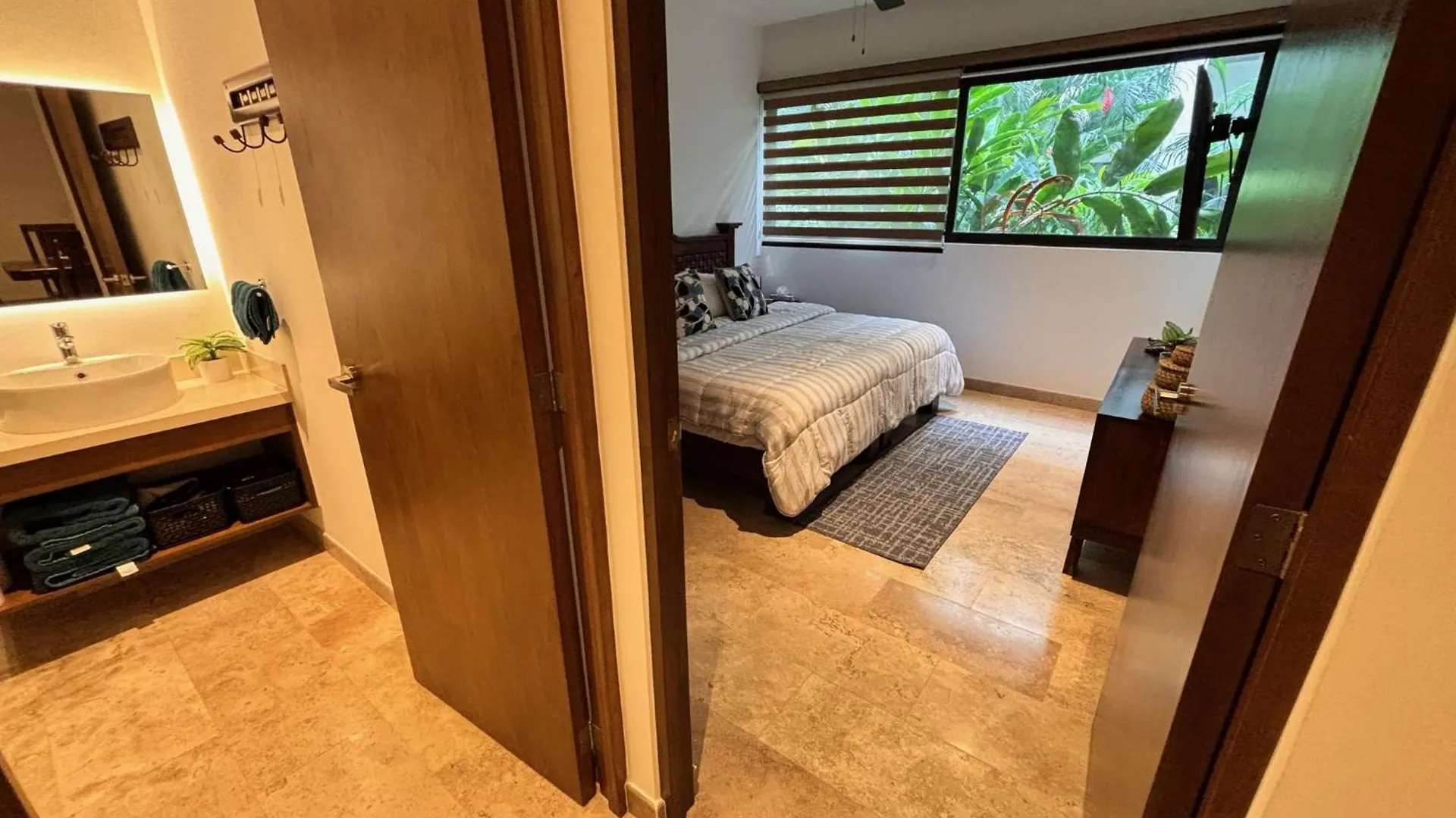 Modern 2Br Condo 1 Block From 5Th Ave Wt Pool, Gym N Fast Wifi Playa del Carmen 0*,