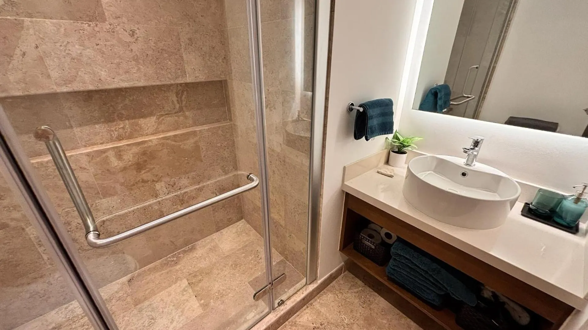 Modern 2Br Condo 1 Block From 5Th Ave Wt Pool, Gym N Fast Wifi Playa del Carmen 0*,