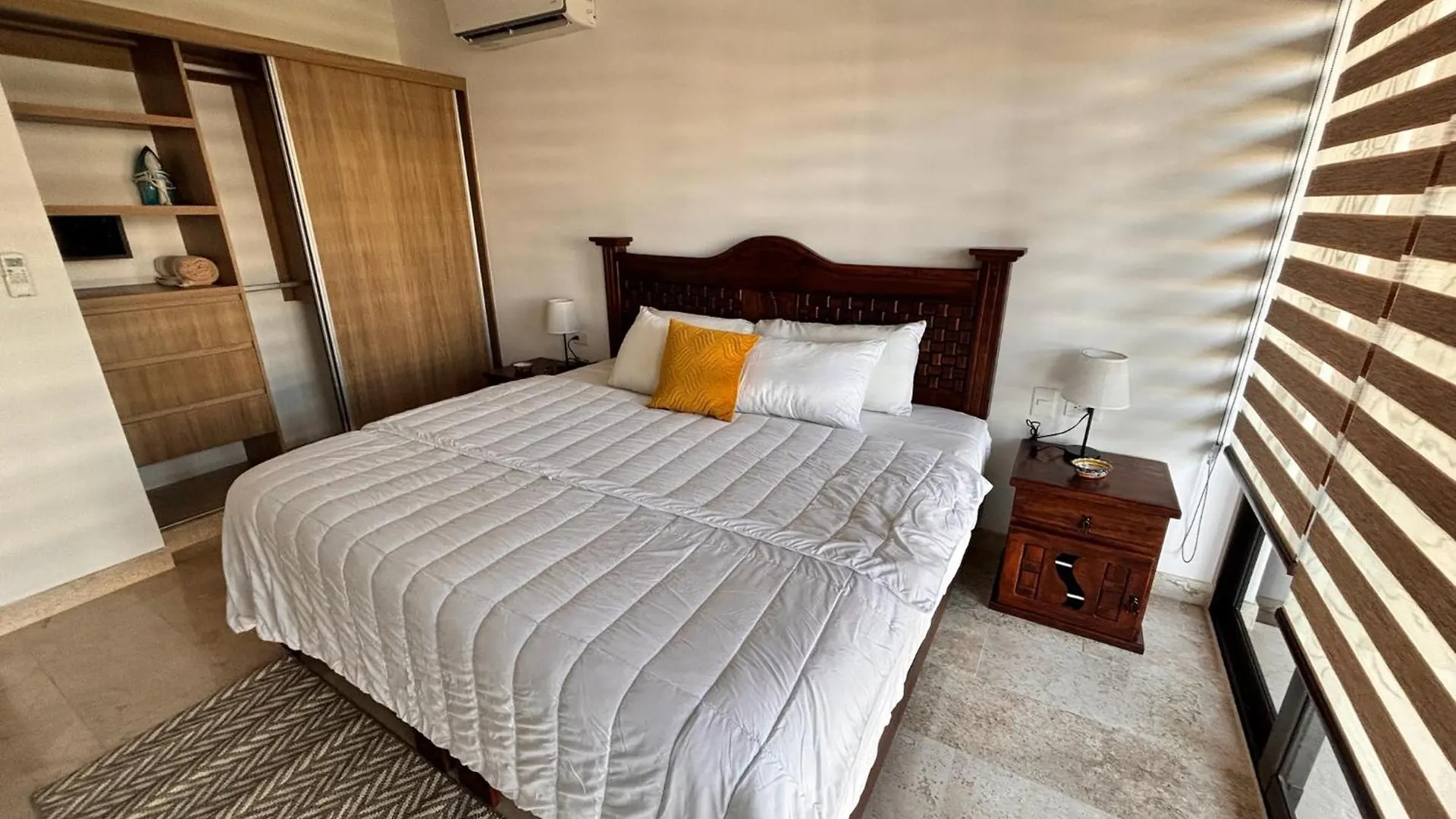 Modern 2Br Condo 1 Block From 5Th Ave Wt Pool, Gym N Fast Wifi Playa del Carmen