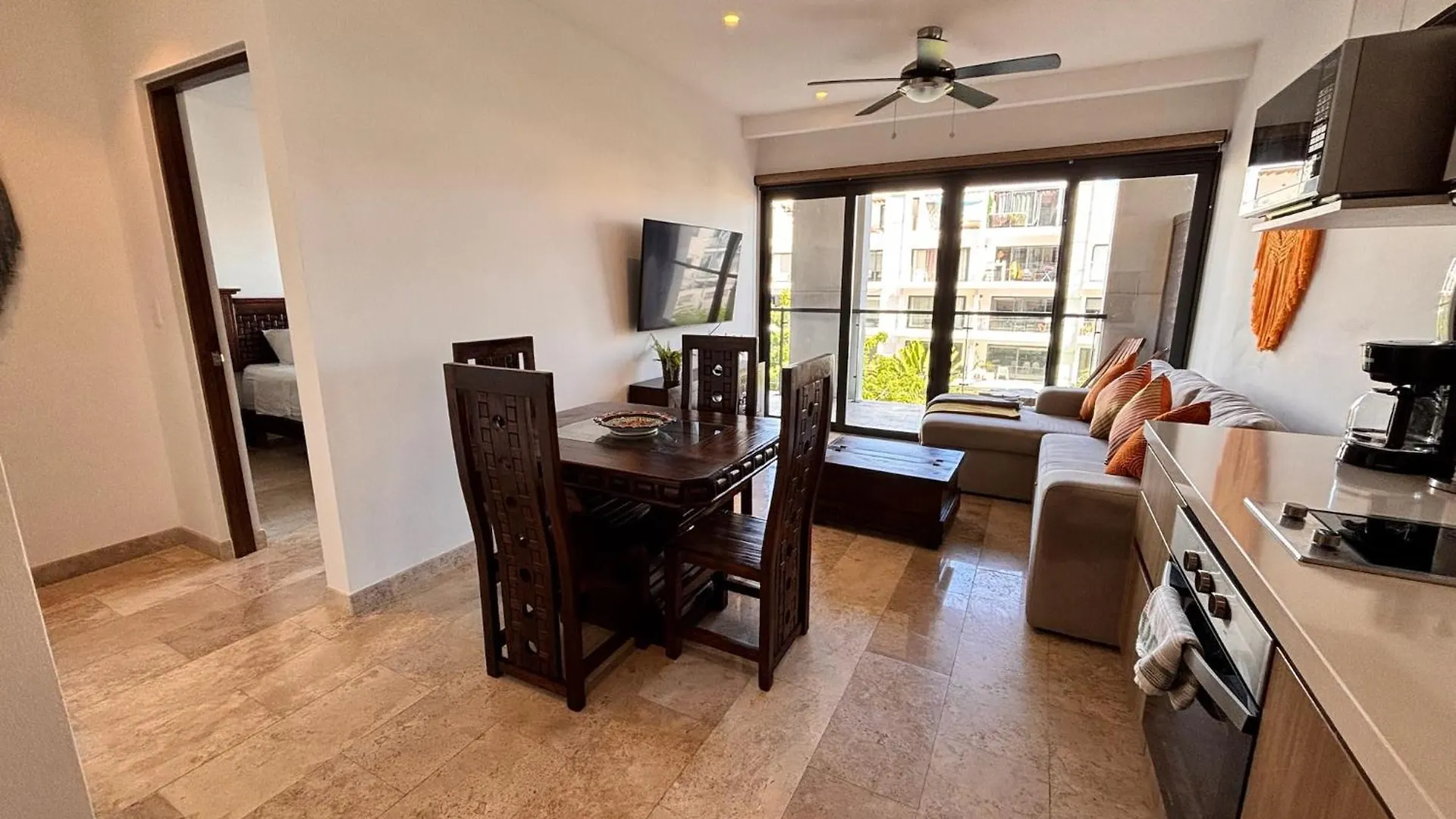 Modern 2Br Condo 1 Block From 5Th Ave Wt Pool, Gym N Fast Wifi Playa del Carmen Apartamento