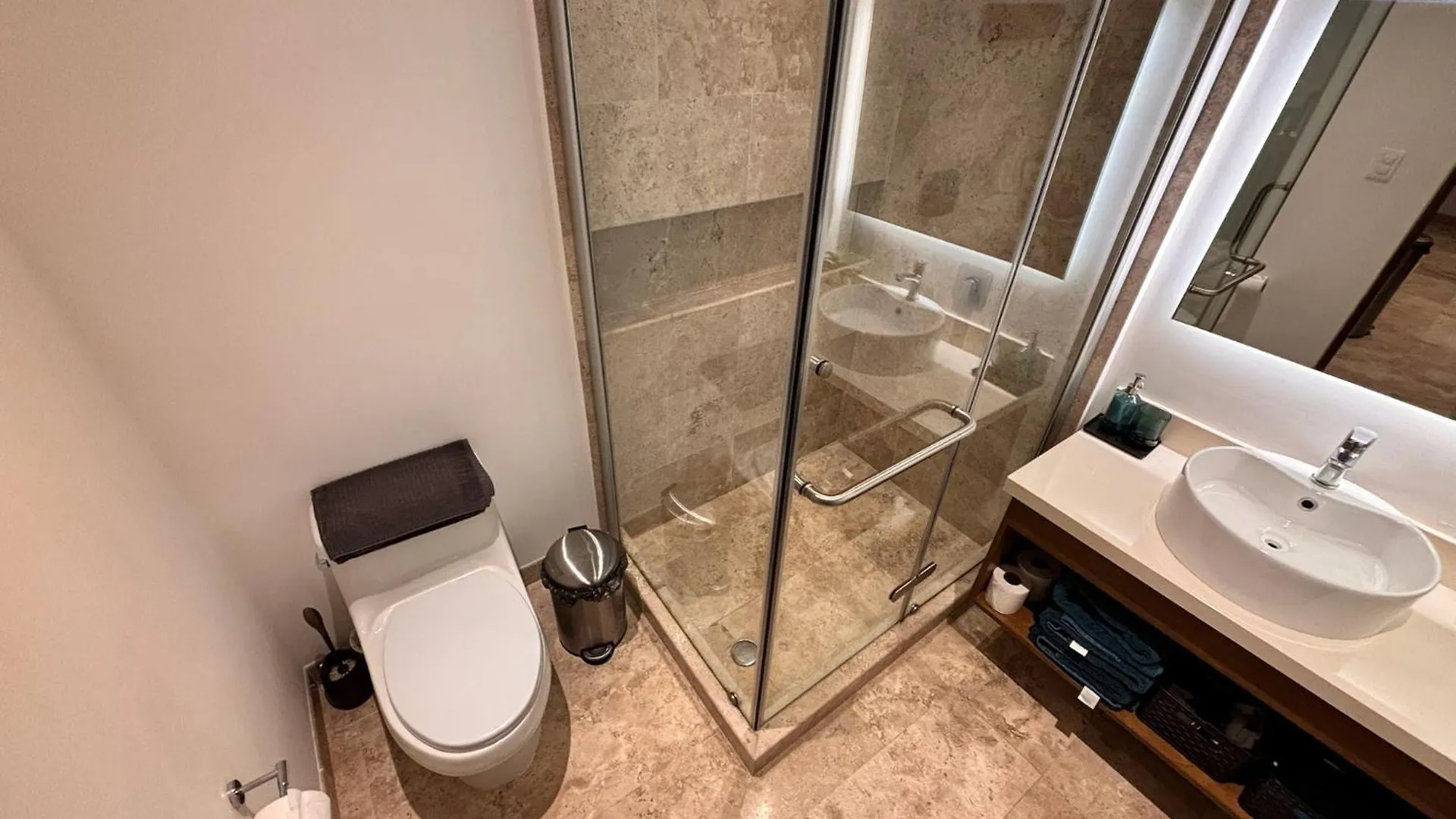 Modern 2Br Condo 1 Block From 5Th Ave Wt Pool, Gym N Fast Wifi Playa del Carmen 0*,  México