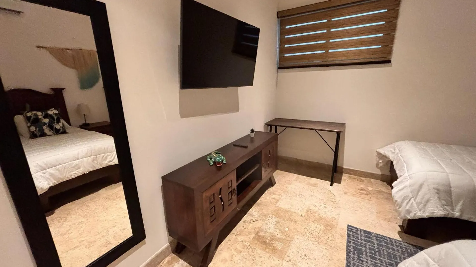 Modern 2Br Condo 1 Block From 5Th Ave Wt Pool, Gym N Fast Wifi Playa del Carmen Apartamento
