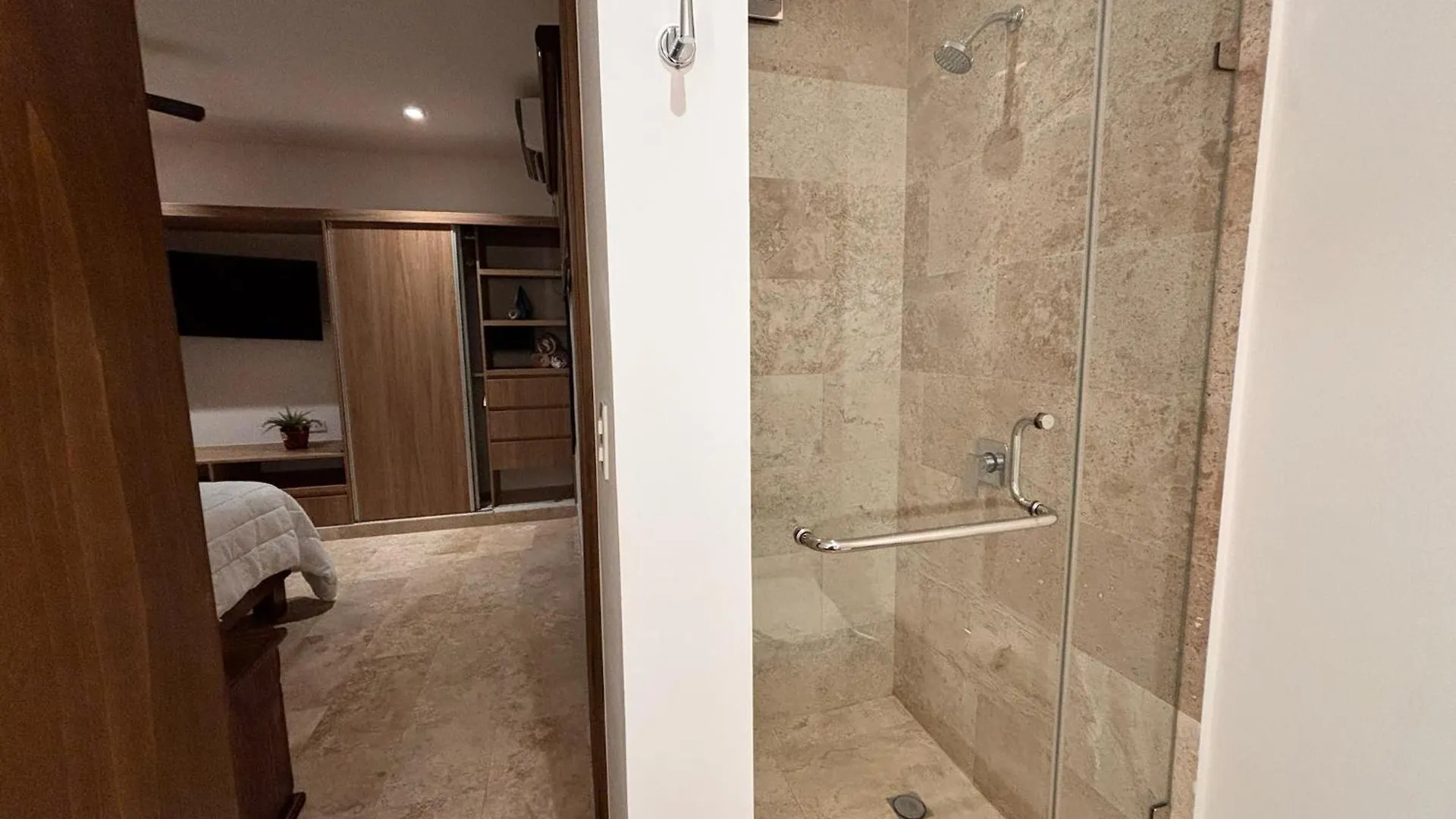 Modern 2Br Condo 1 Block From 5Th Ave Wt Pool, Gym N Fast Wifi Playa del Carmen
