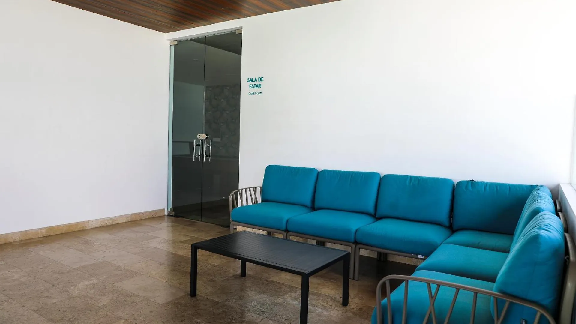 Modern 2Br Condo 1 Block From 5Th Ave Wt Pool, Gym N Fast Wifi Playa del Carmen