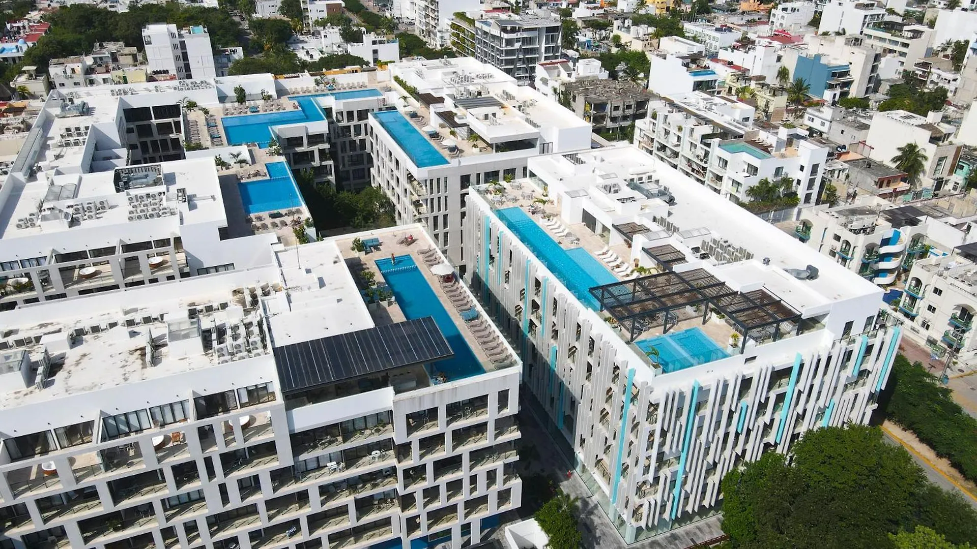 Modern 2Br Condo 1 Block From 5Th Ave Wt Pool, Gym N Fast Wifi Playa del Carmen Apartamento