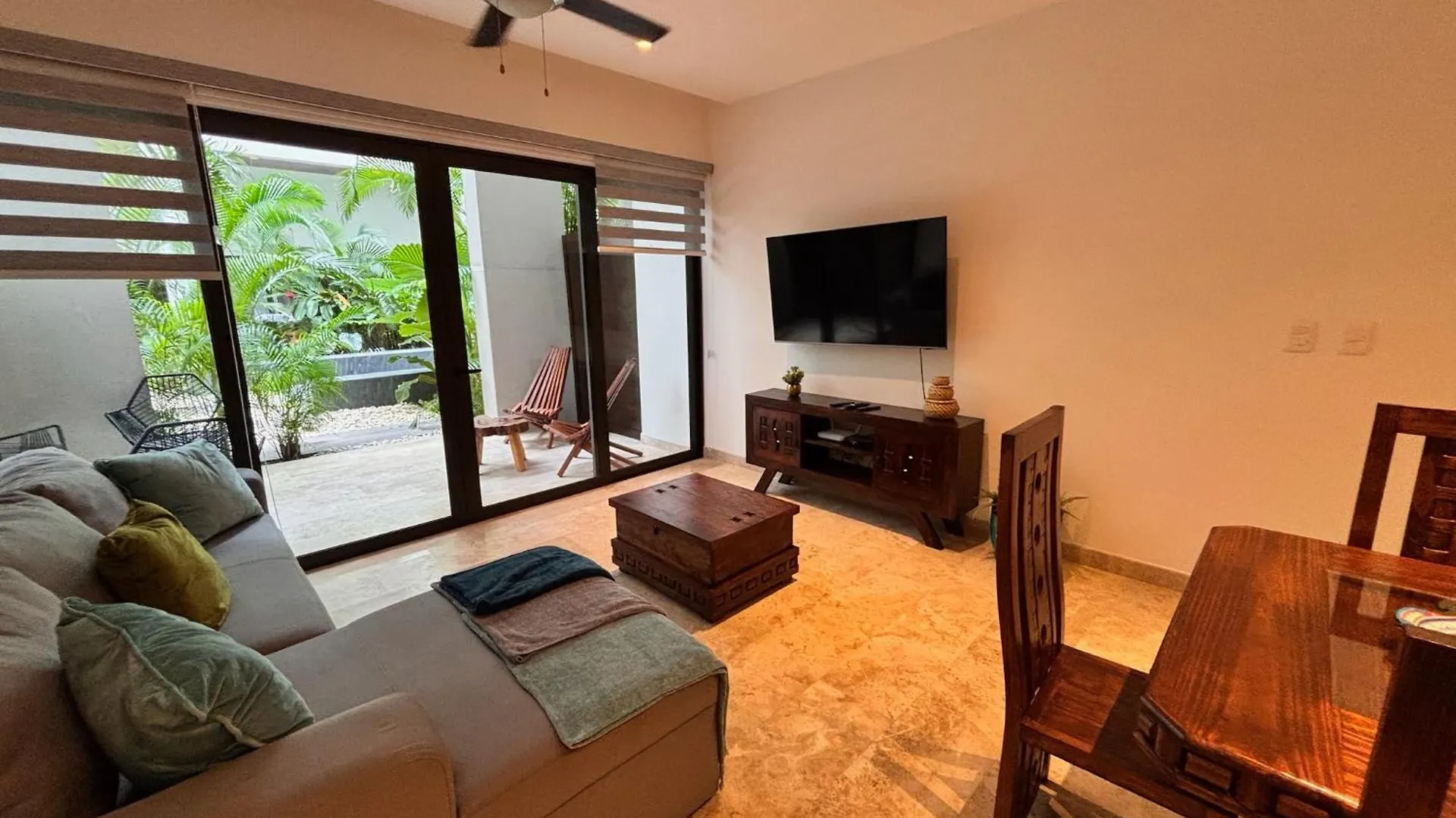 Modern 2Br Condo 1 Block From 5Th Ave Wt Pool, Gym N Fast Wifi Playa del Carmen Apartamento